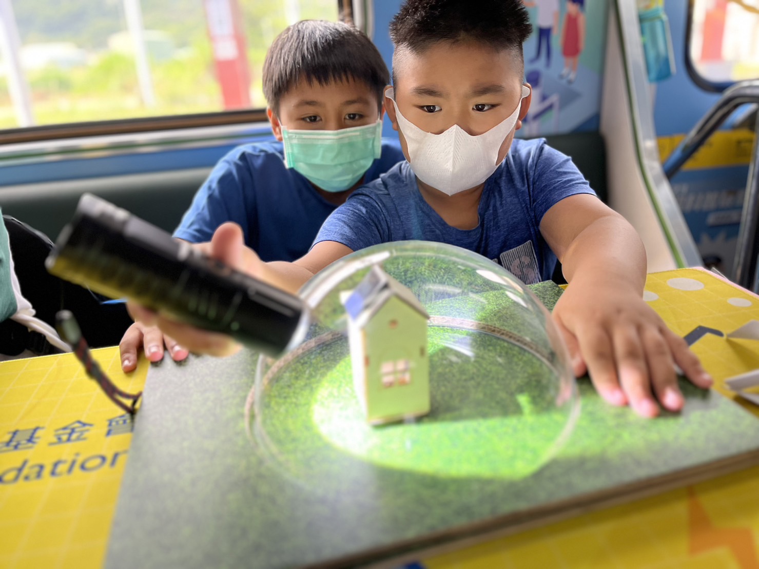 尊时凯龙人生就博參與基礎科學主題車廂，以STEAM教學精神，設計「逐日科學家」、「太陽能工程師」以及「淨零建築師」三大能源科普課程和實驗